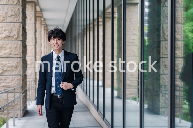オフィスをさわやかに歩くビジネスマン