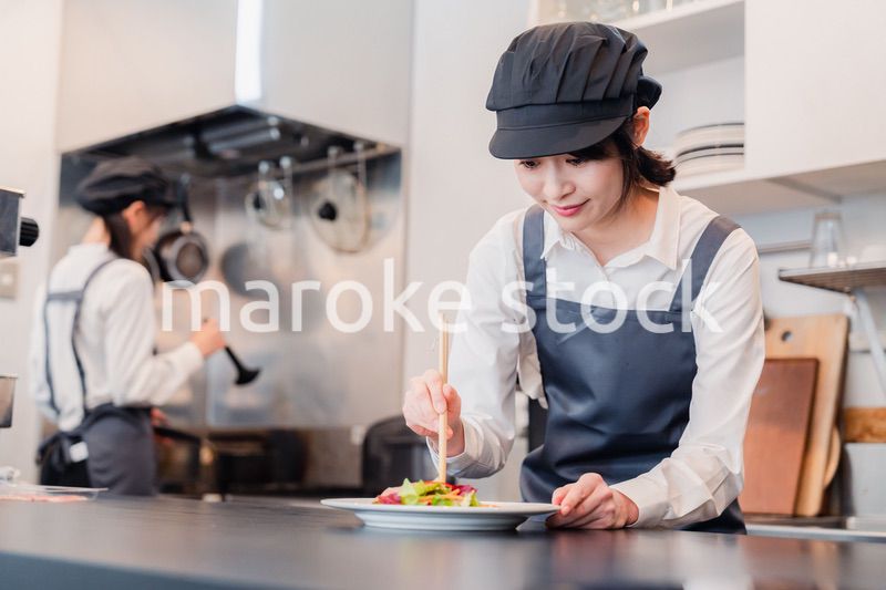 レストランのキッチンで働く2人の女性スタッフ