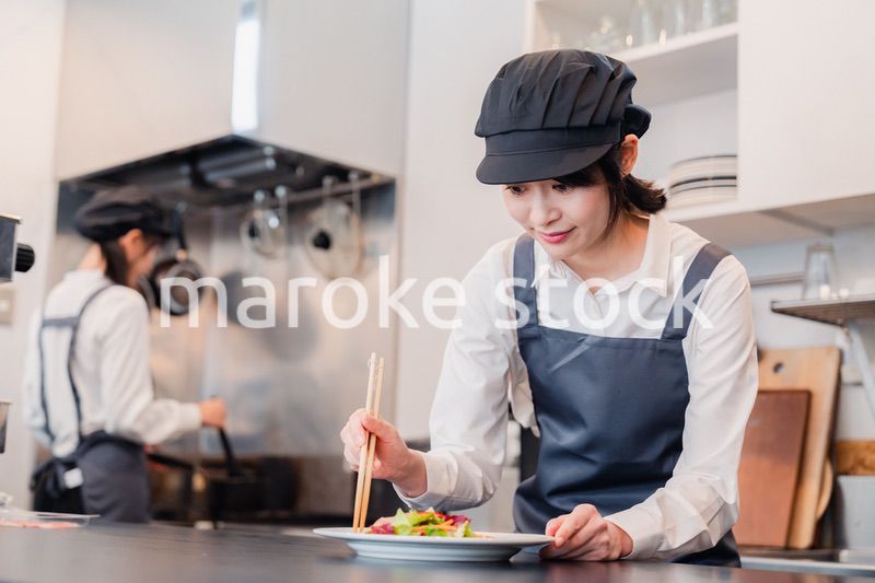 レストランのキッチンで働く2人の女性スタッフ