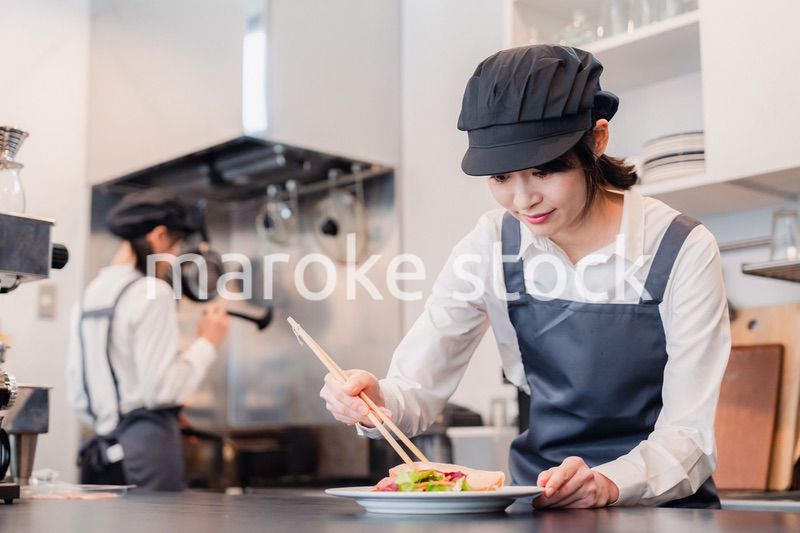 レストランのキッチンで働く2人の女性スタッフ