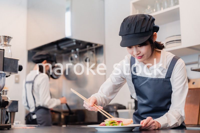 レストランのキッチンで働く2人の女性スタッフ