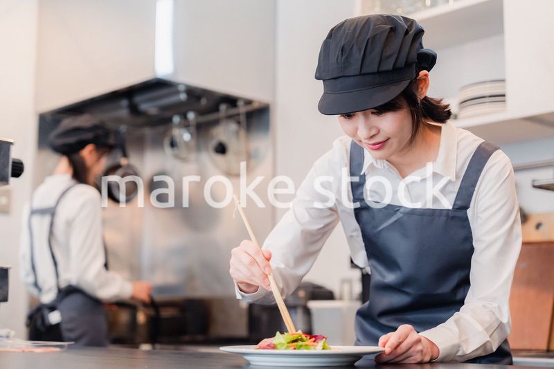 レストランのキッチンで働く2人の女性スタッフ