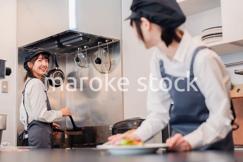 レストランのキッチンで働く2人の女性スタッフ