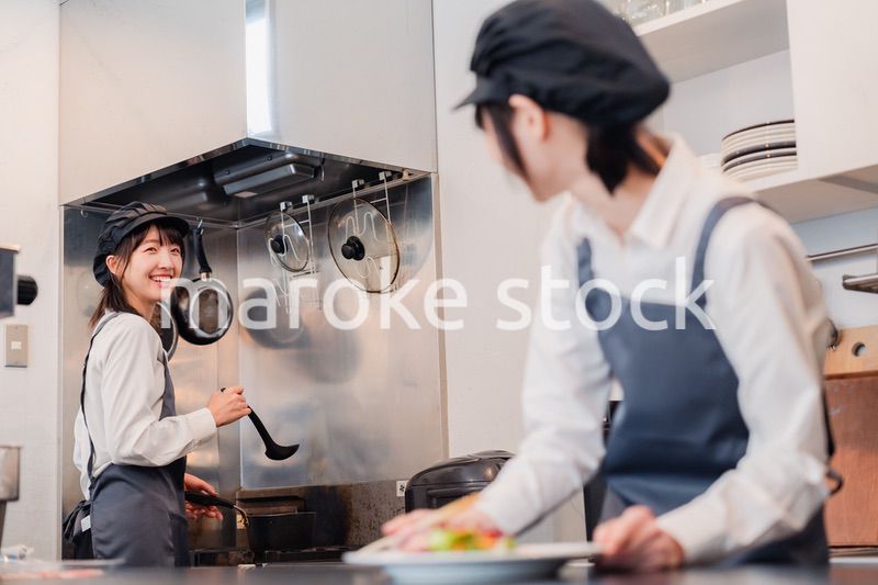 レストランのキッチンで働く2人の女性スタッフ