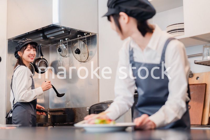 レストランのキッチンで働く2人の女性スタッフ