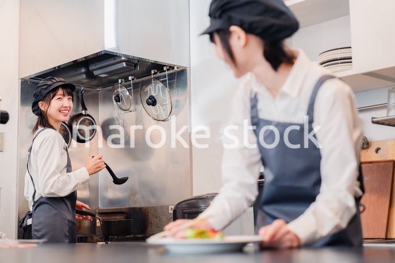 レストランのキッチンで働く2人の女性スタッフ