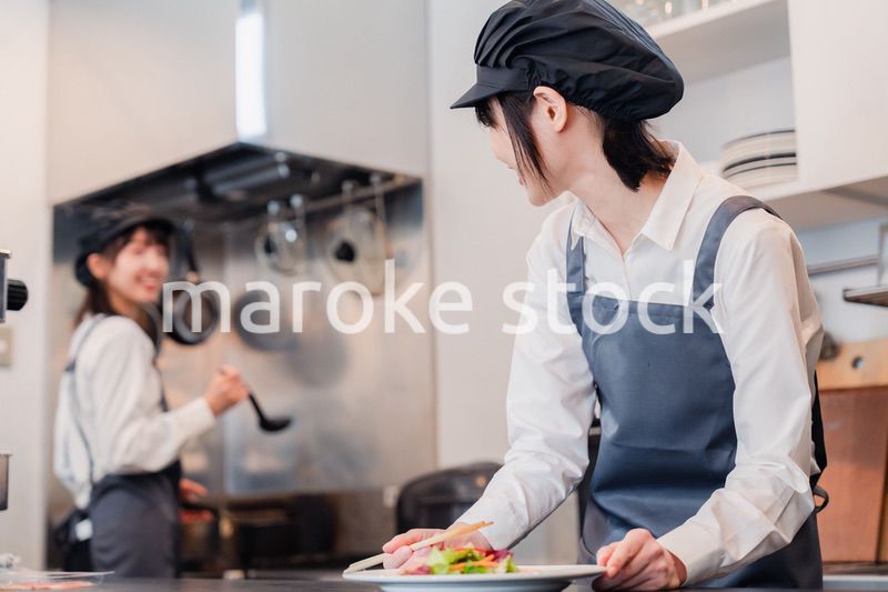 レストランのキッチンで働く2人の女性スタッフ