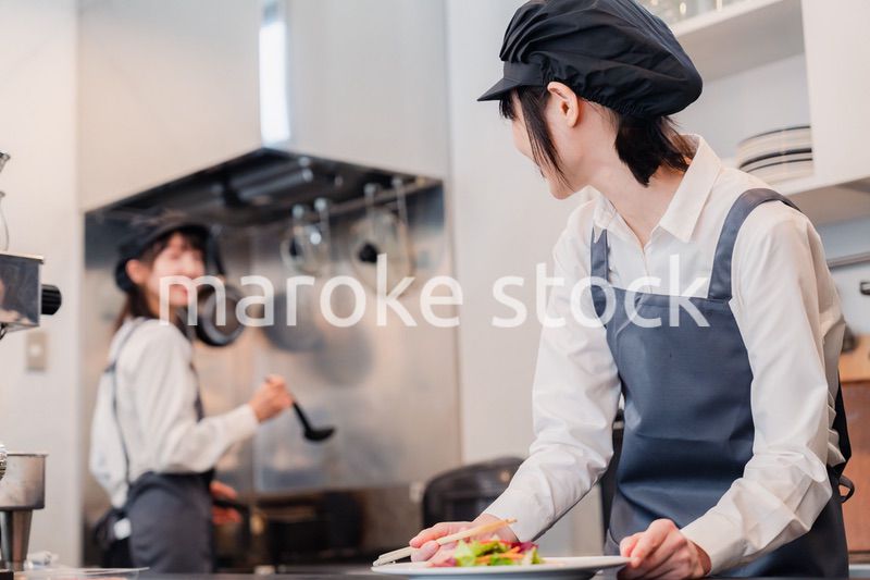 レストランのキッチンで働く2人の女性スタッフ