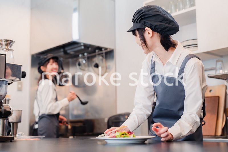 レストランのキッチンで働く2人の女性スタッフ