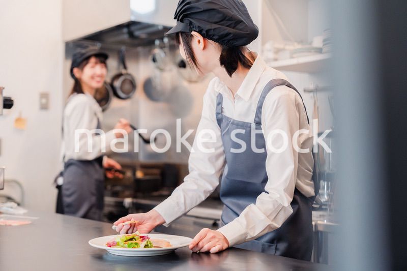 レストランのキッチンで働く2人の女性スタッフ