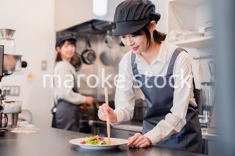 レストランのキッチンで働く2人の女性スタッフ