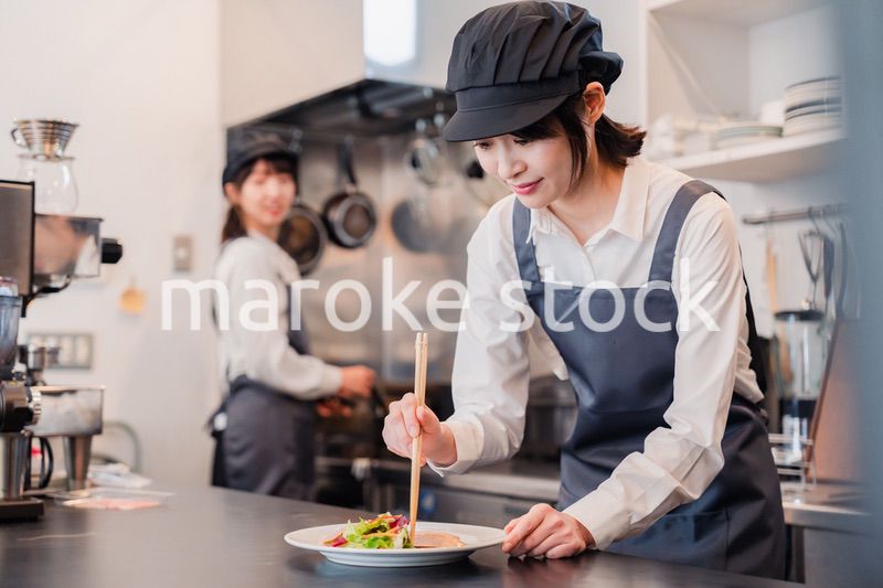 レストランのキッチンで働く2人の女性スタッフ