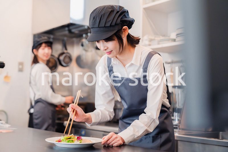 レストランのキッチンで働く2人の女性スタッフ