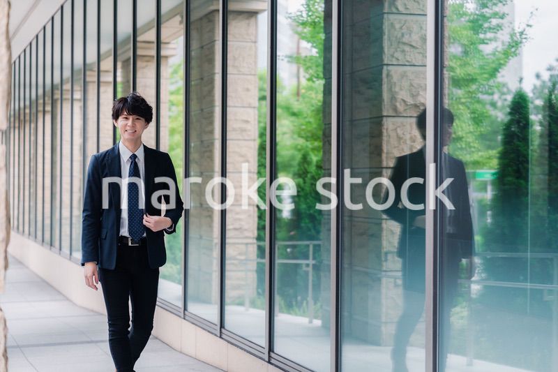 オフィスをさわやかに歩くビジネスマン