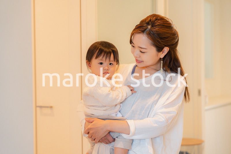 家で赤ちゃんと一緒に暮らすお母さん
