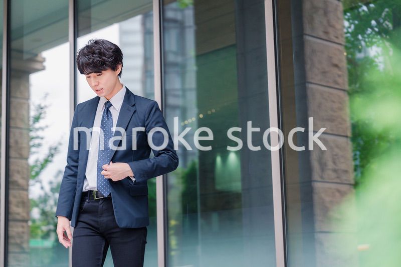 オフィスをさわやかに歩くビジネスマン