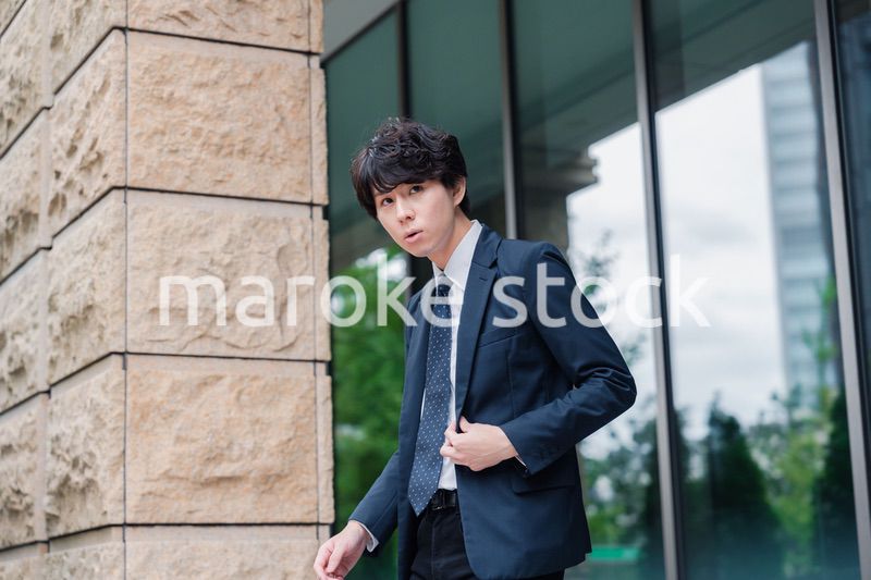 オフィスをさわやかに歩くビジネスマン