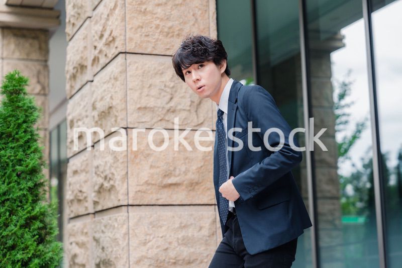 オフィスをさわやかに歩くビジネスマン