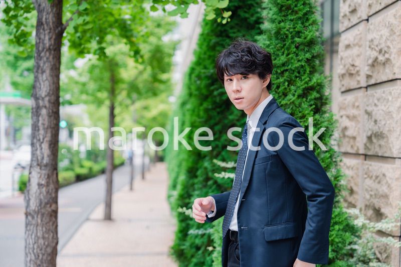 オフィスをさわやかに歩くビジネスマン