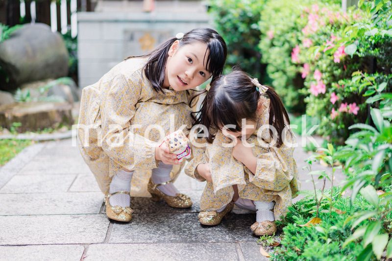 外で遊ぶ小さな女の子たち