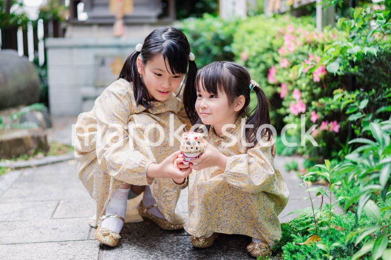 外で遊ぶ小さな女の子たち