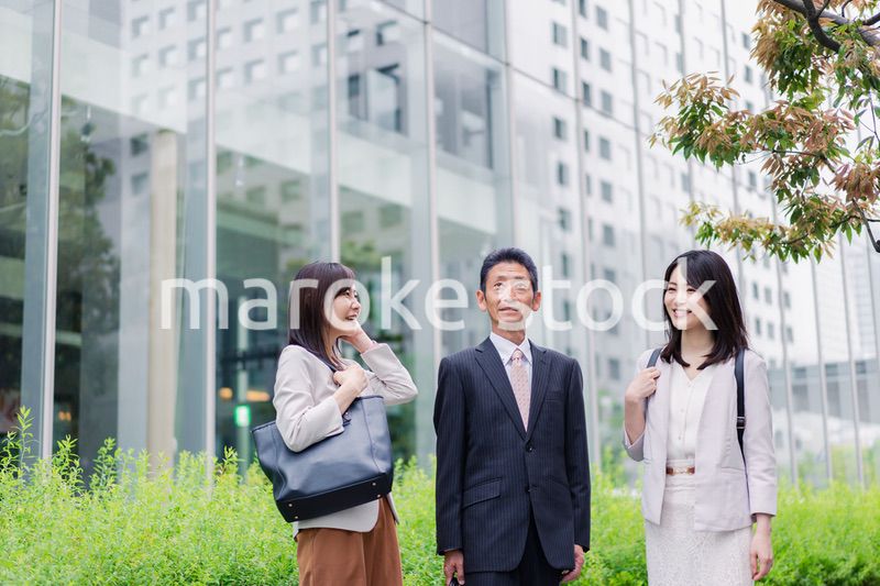 オフィス街を歩く営業のビジネスパーソン