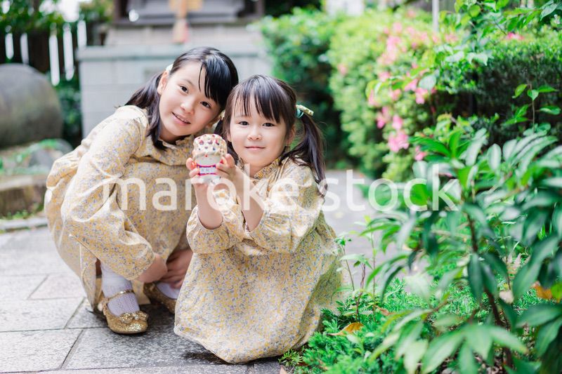 外で遊ぶ小さな女の子たち