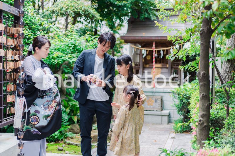 赤ちゃんとお宮参りをする家族