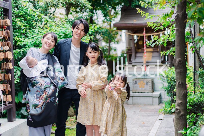 赤ちゃんとお宮参りをする家族