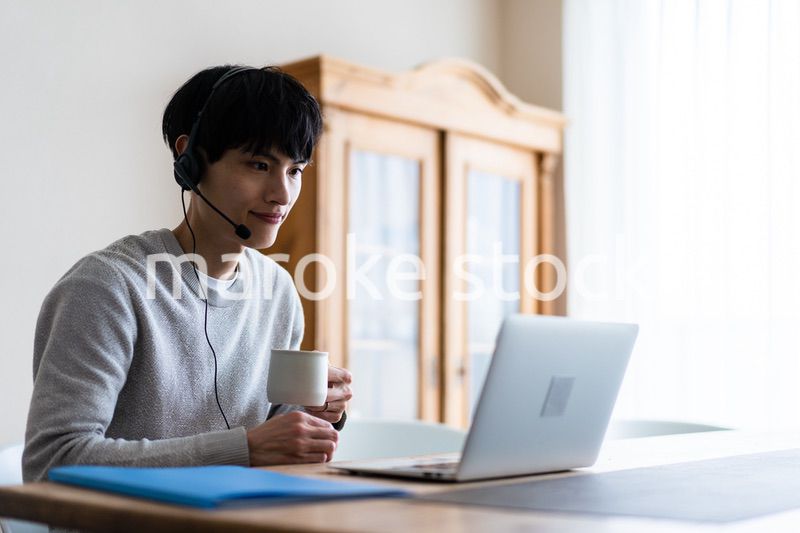 自宅でリモートワークをする男性