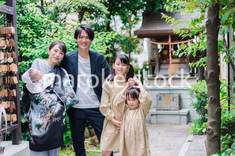 赤ちゃんとお宮参りをする家族