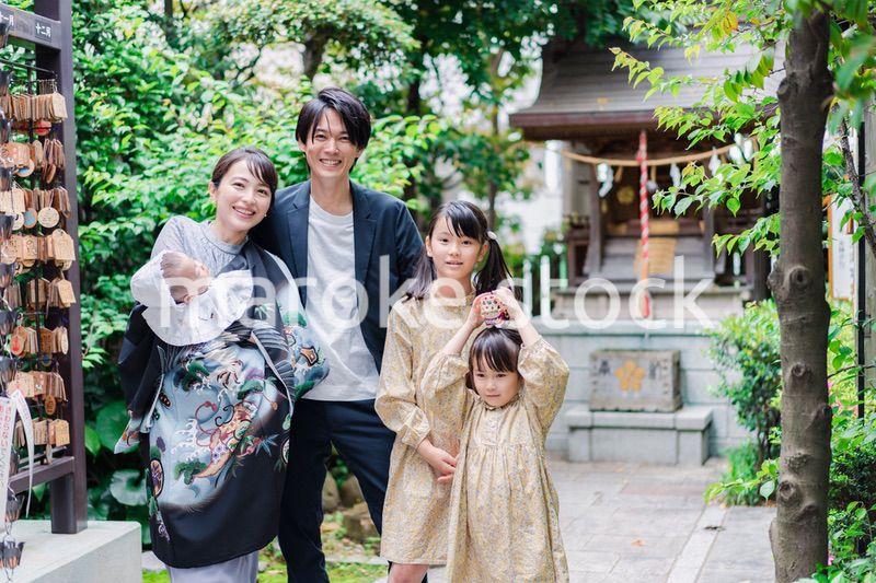 赤ちゃんとお宮参りをする家族
