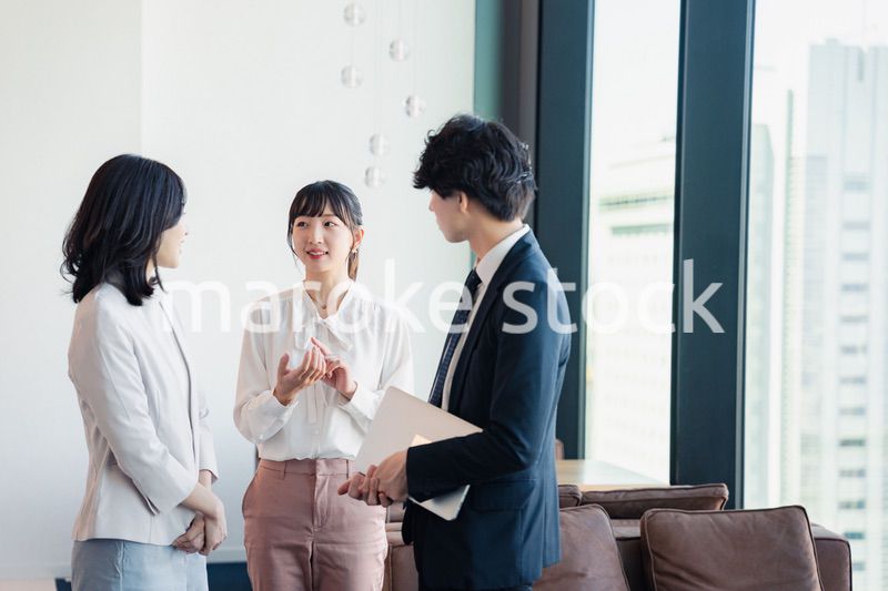 オフィスで働くビジネスパーソン