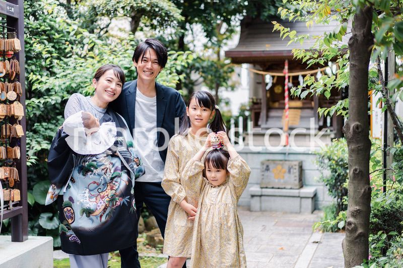 赤ちゃんとお宮参りをする家族