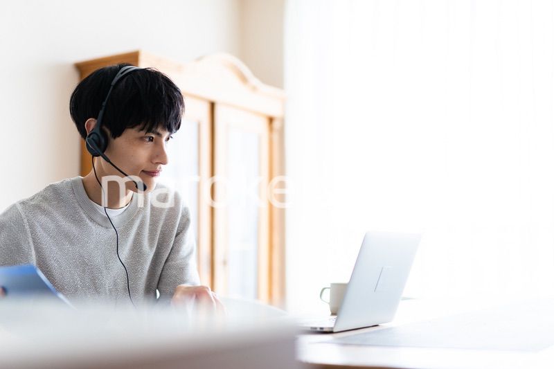 自宅でリモートワークをする男性