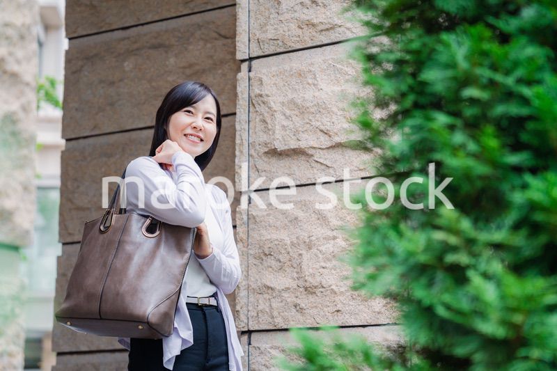 飛行機で出張をするキャリアウーマン