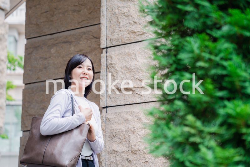 飛行機で出張をするキャリアウーマン