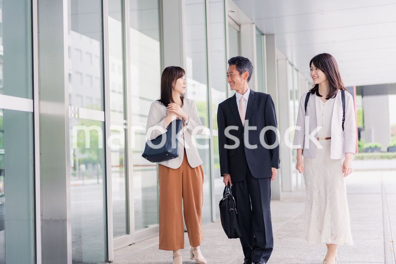 オフィス街を歩く営業のビジネスパーソン