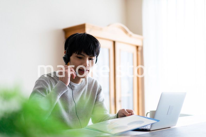 自宅でリモートワークをする男性