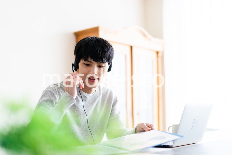 自宅でリモートワークをする男性