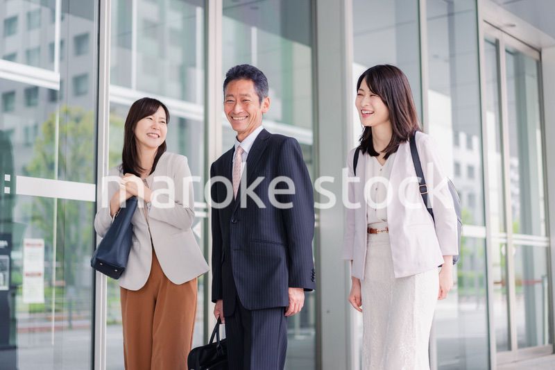 オフィス街を歩く営業のビジネスパーソン