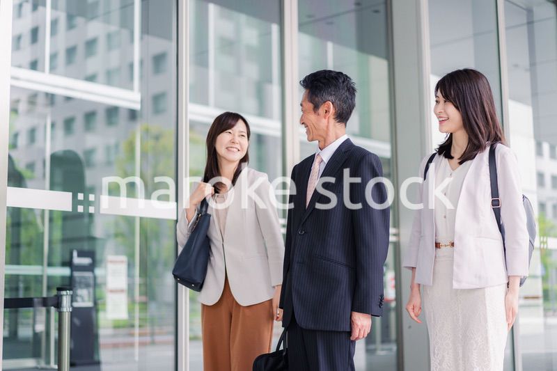 オフィス街を歩く営業のビジネスパーソン