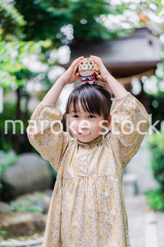 おもちゃで遊ぶ小さな女の子