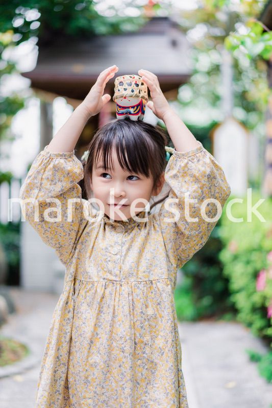 おもちゃで遊ぶ小さな女の子