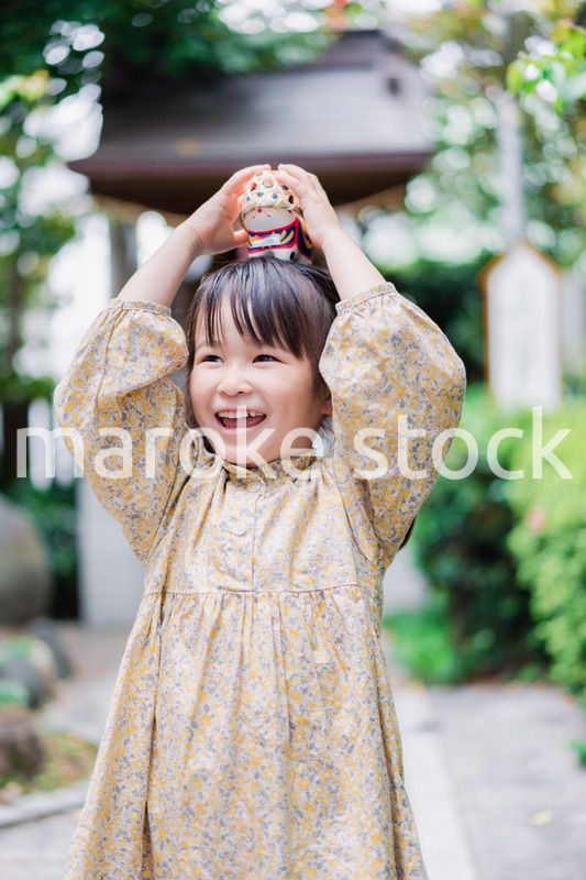 おもちゃで遊ぶ小さな女の子