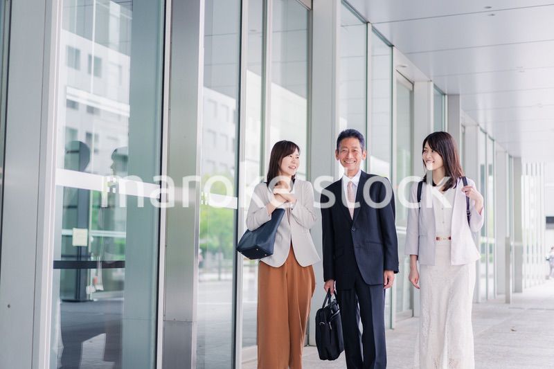 オフィス街を歩く営業のビジネスパーソン