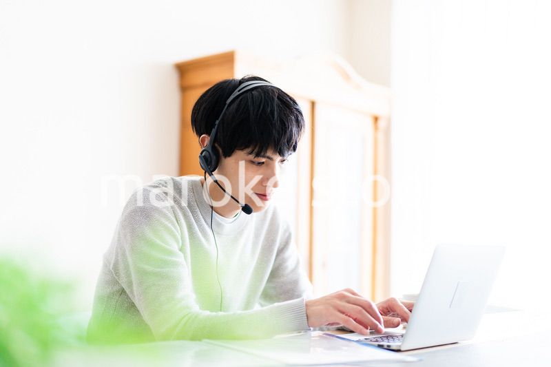 自宅でリモートワークをする男性