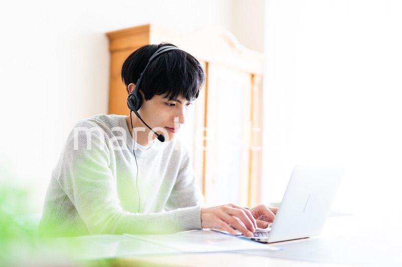 自宅でリモートワークをする男性