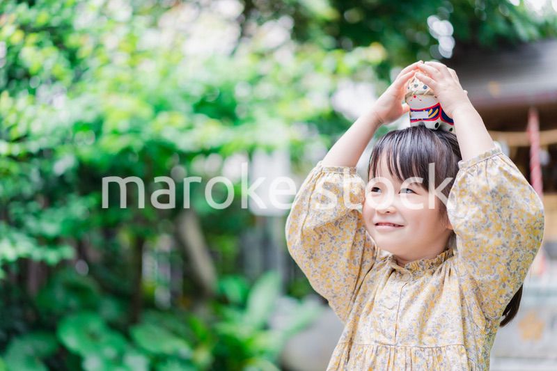 おもちゃで遊ぶ小さな女の子