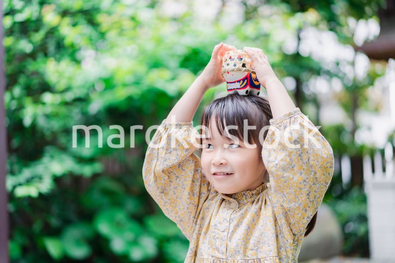 おもちゃで遊ぶ小さな女の子